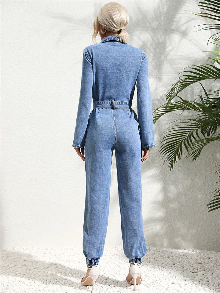 Tuta lunga donna in denim blu, un capo casual e confortevole, essenziale per il tuo stile quotidiano.