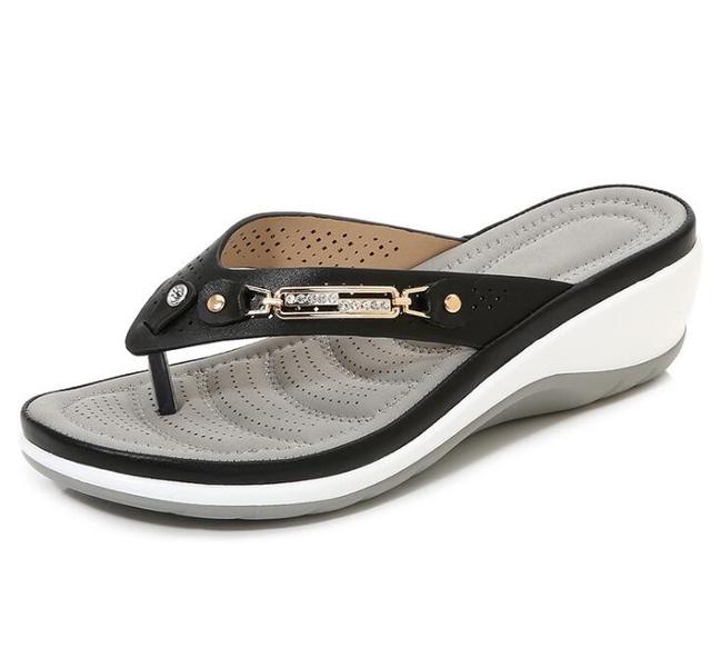 Infradito donna estive, zeppa bassa e design leggero per il massimo comfort in spiaggia.