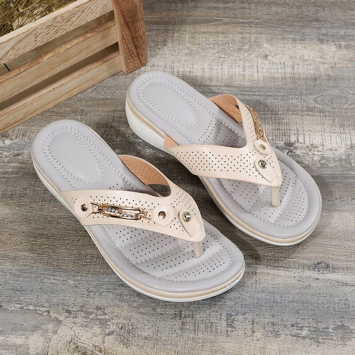 Comode infradito donna antiscivolo con zeppa bassa, perfette per l'estate e la spiaggia.