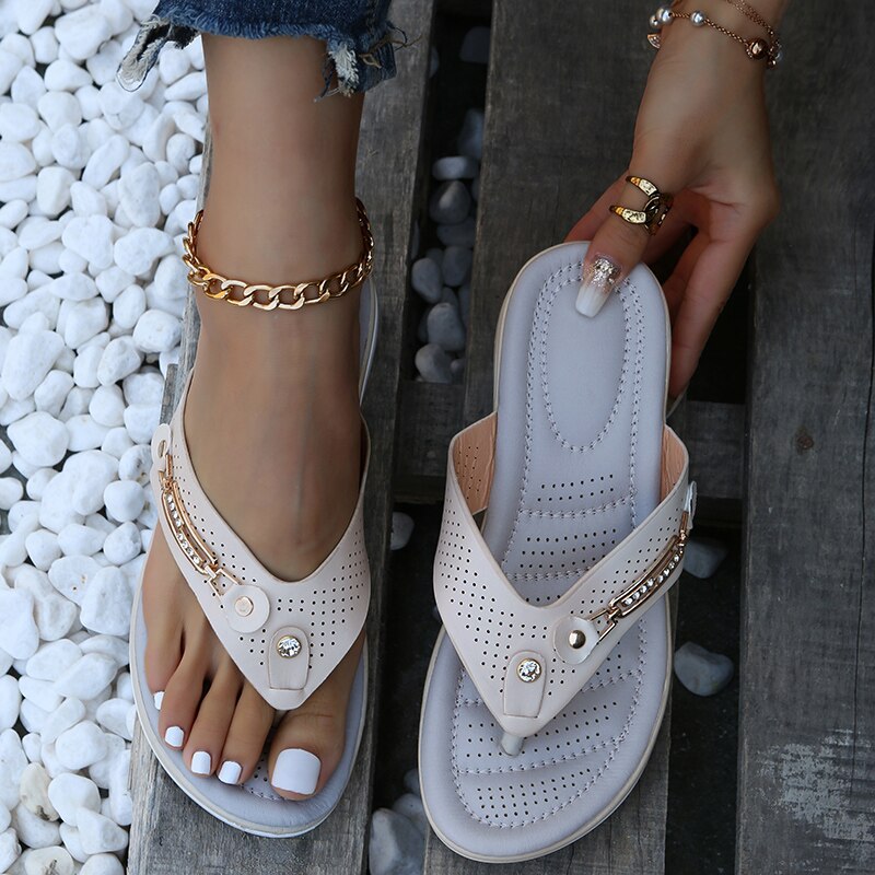 Infradito donna casual con zeppa bassa, leggerezza e stile per le tue vacanze estive.