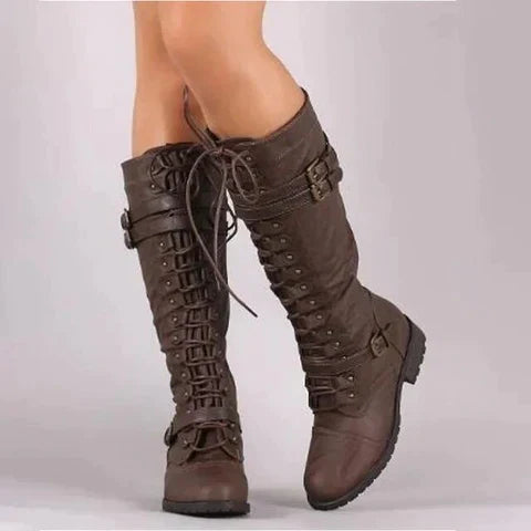 Stivali bassi casual donna marroni in stile retrò con fibbie decorative e allacciatura comoda.