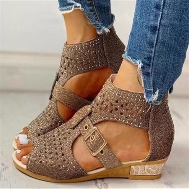 Sandali donna cachi con supporto, design moderno e confortevole. Calzature estive eleganti e versatili.
