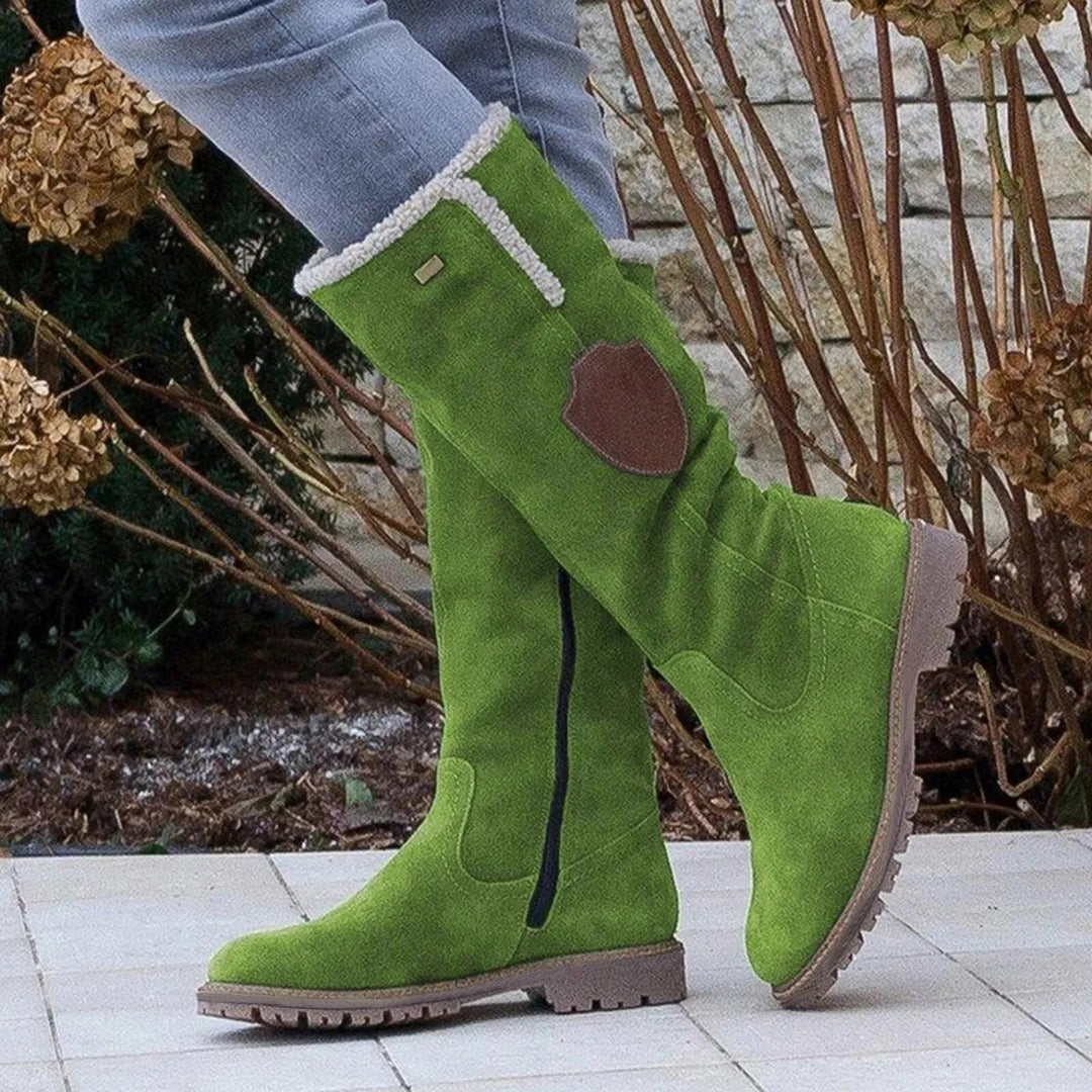 Eleganti stivali invernali da donna con interno in peluche, offrono comfort e calore superiori.