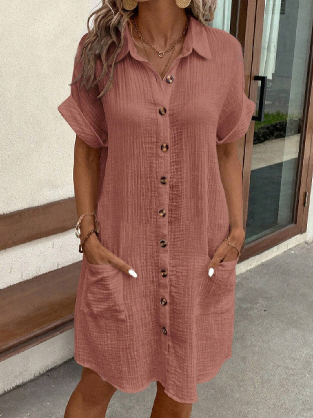 Moda donna: Vestito camicia casual versatile per un look estivo elegante. Comodo abito per ogni occasione.