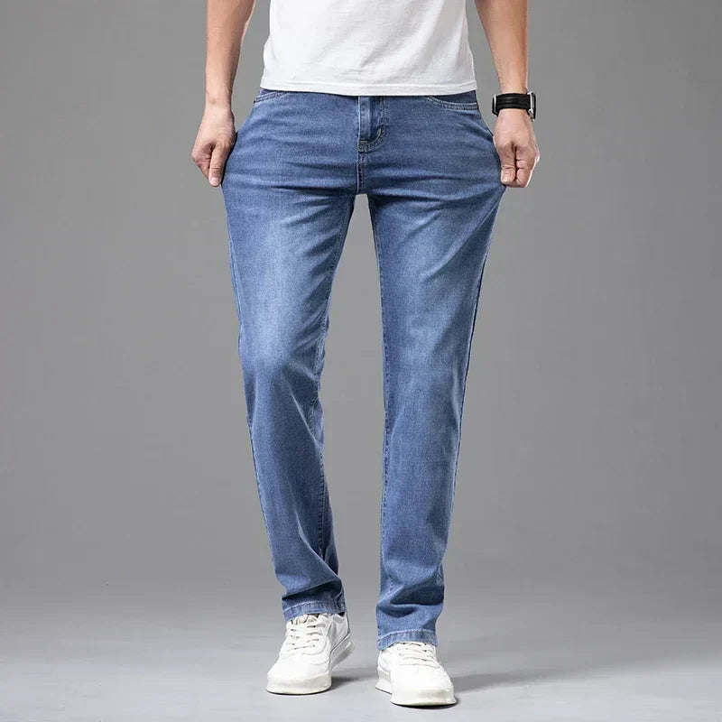 Pantaloni jeans dritti aderenti per uomo, stile moderno e confortevole. Perfetti per ogni occasione.