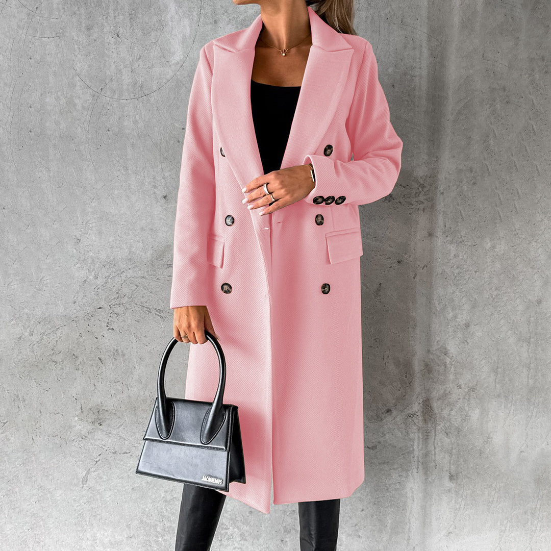 Cappotto doppiopetto elegante da donna per l'autunno, stile classico e versatile.