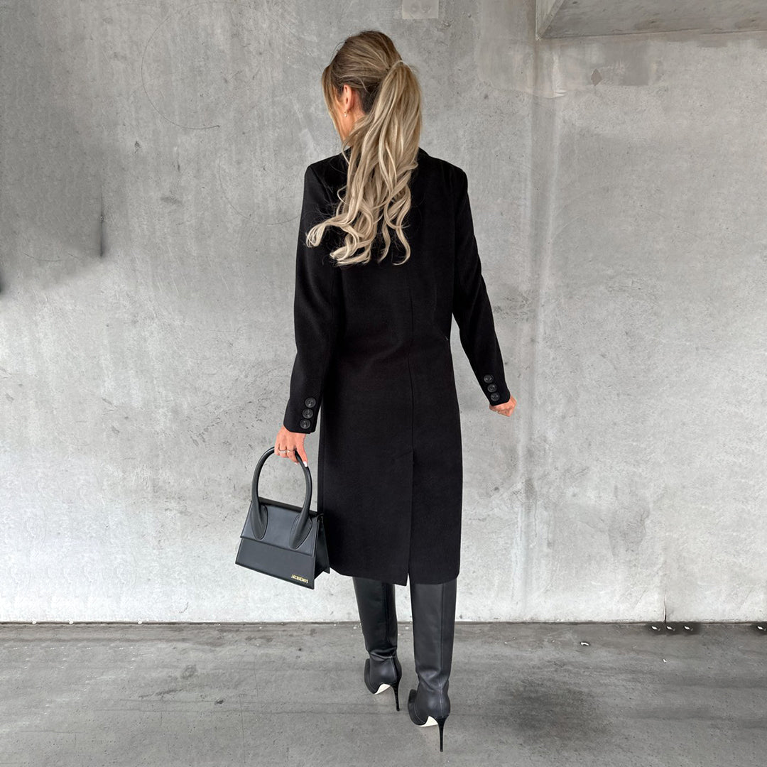 Moda autunno: cappotto donna doppiopetto, design sofisticato, versatile per ogni occasione.