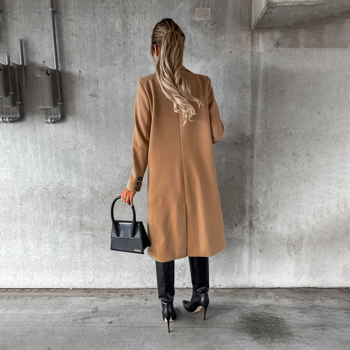 Cappotto elegante donna doppiopetto, ideale per l'autunno. Un capo classico e confortevole.