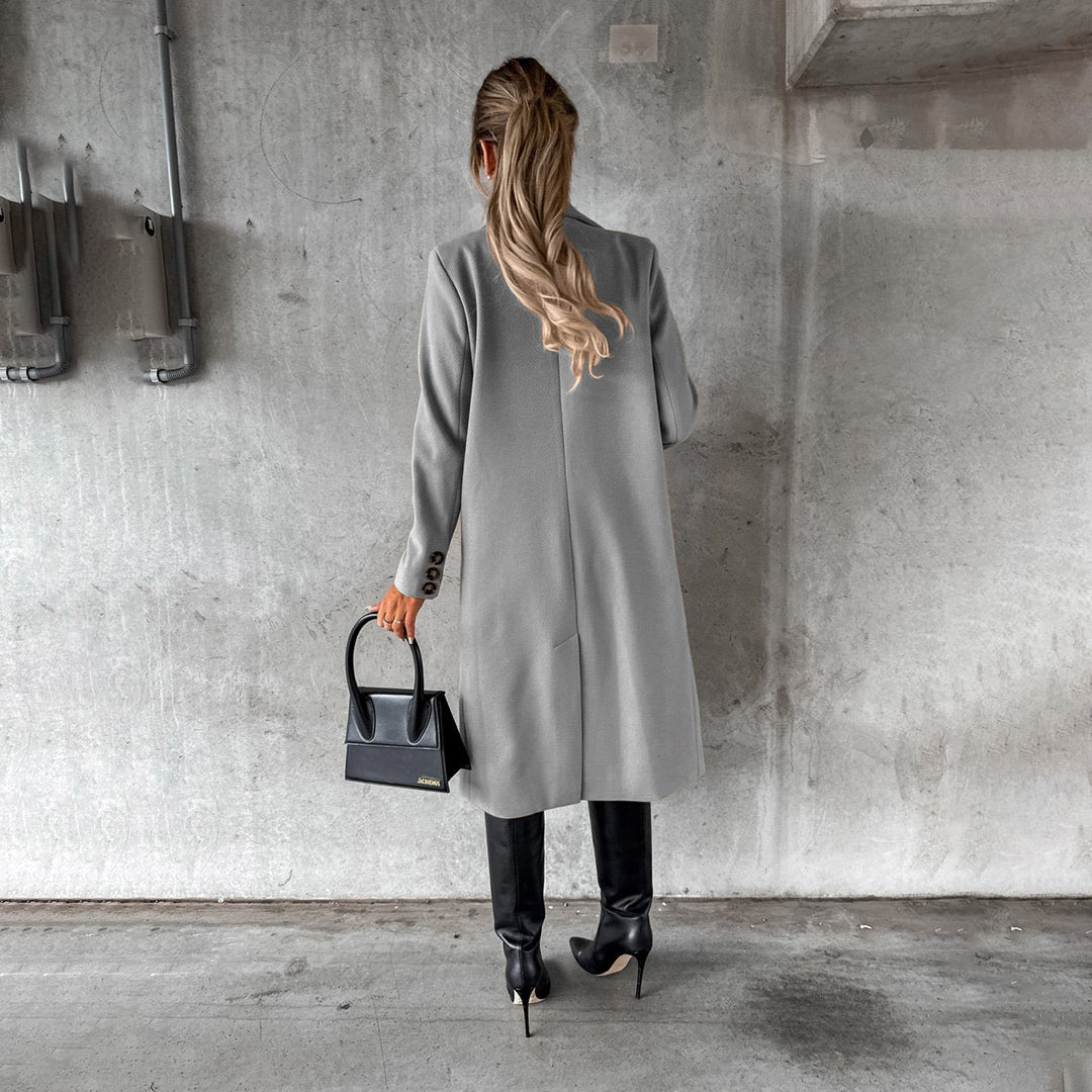 Cappotto da donna doppiopetto per l'autunno, con un tocco di stile classico e moderna eleganza.