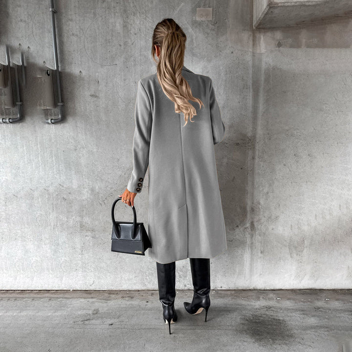 Cappotto da donna doppiopetto per l'autunno, con un tocco di stile classico e moderna eleganza.