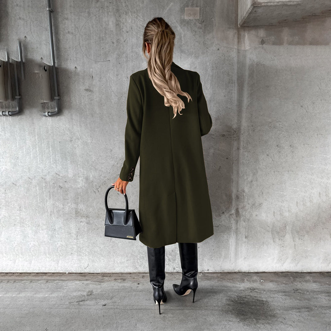 Versatile cappotto donna doppiopetto, elegante e comodo, essenziale per la moda autunnale.