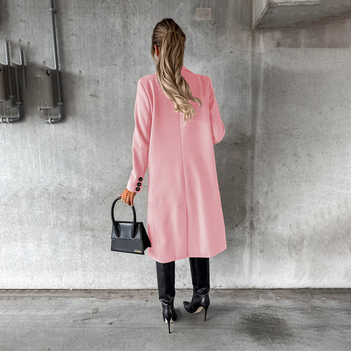 Capospalla donna doppiopetto, perfetto per la moda autunnale, offre comfort ed eleganza.