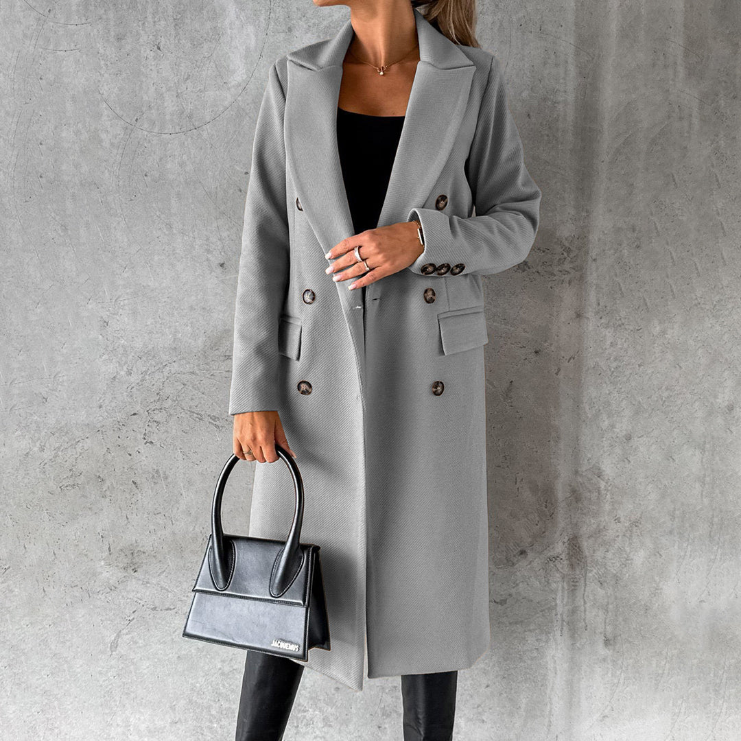 Cappotto versatile da donna doppiopetto, stile autunnale, adatto a varie occasioni e look.