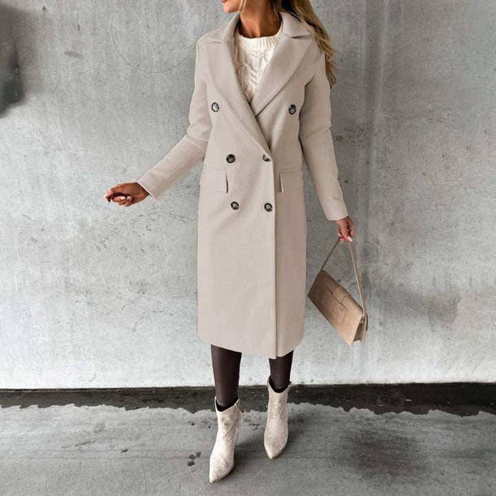 Elegante cappotto doppiopetto da donna, ideale per la stagione autunnale. Comfort assicurato.