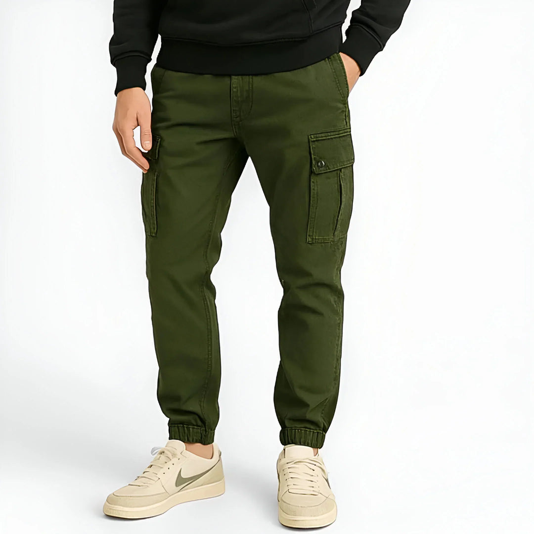Moda uomo: pantaloni cargo versatili, colore khaki chiaro, ideali per abbinamenti casual e funzionali.