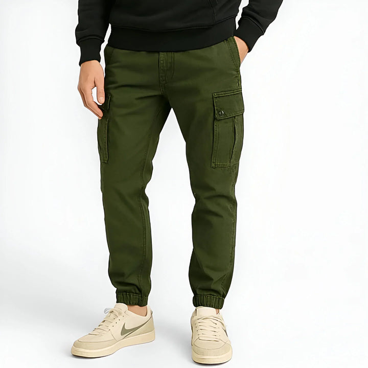Moda uomo: pantaloni cargo versatili, colore khaki chiaro, ideali per abbinamenti casual e funzionali.