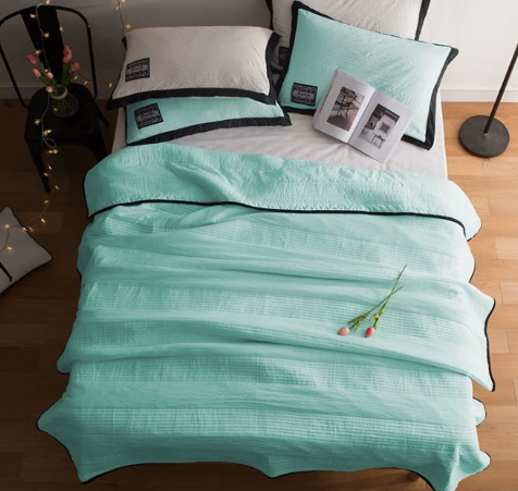 Coperta rinfrescante ipoallergenica in microfibra, anti-sudore e leggera per comfort notturno estivo.