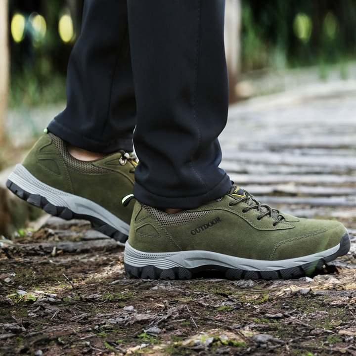 Scarpe ortopediche da trekking uomo con suola antiscivolo per comfort e sicurezza su ogni terreno.