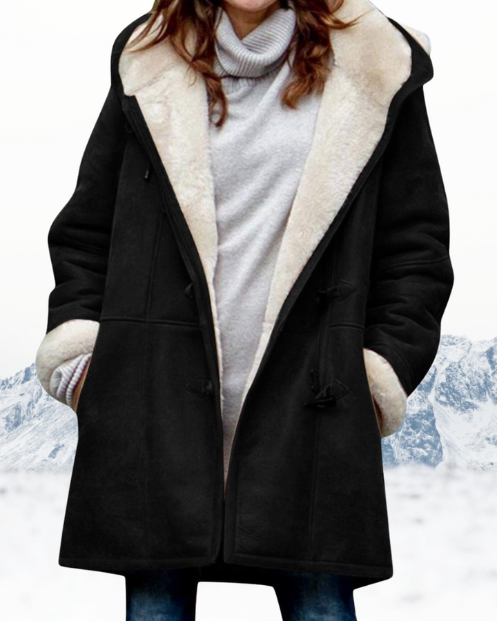 Elegante cappotto duffle nero da donna con cappuccio. Un capo lungo e caldo, perfetto per l'inverno e la moda classica.