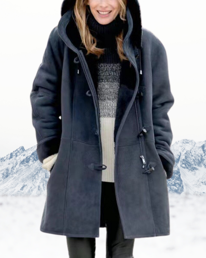 Cappotto duffle lungo da donna blu scuro con cappuccio. Caldo cappotto invernale classico per un look casual-elegante.