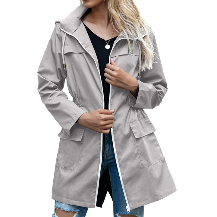 Impermeabile donna con cappuccio, giacca leggera versatile ideale per pioggia e avventura outdoor.