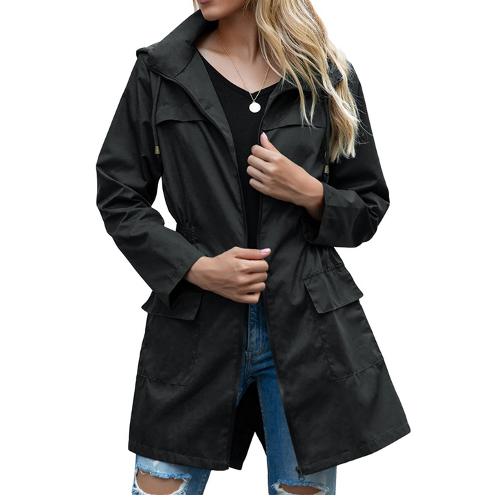 Giacca impermeabile leggera donna, perfetta per protezione versatile. Capo esterno moda outdoor con cappuccio.