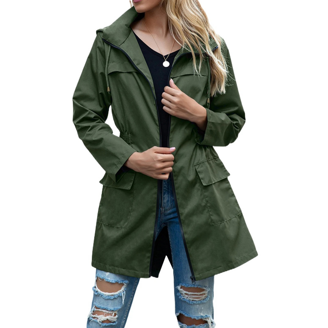 Giacca impermeabile donna versatile, comoda e leggera. Capo esterno perfetto per moda outdoor e pioggia.