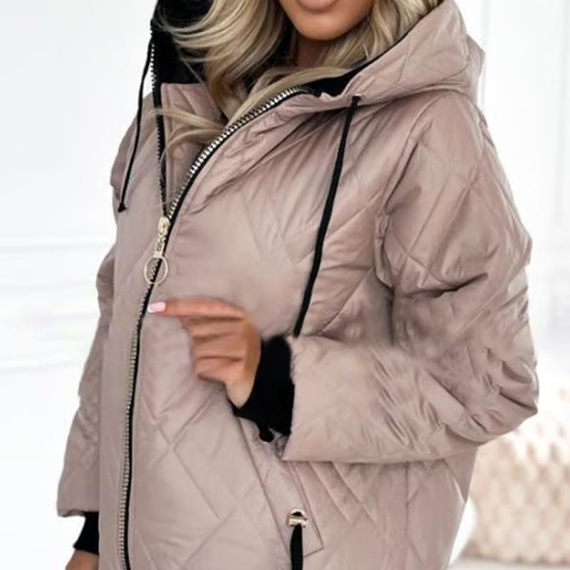 Dettaglio cappuccio del parka donna, caldo e avvolgente, protezione elegante per l'inverno.