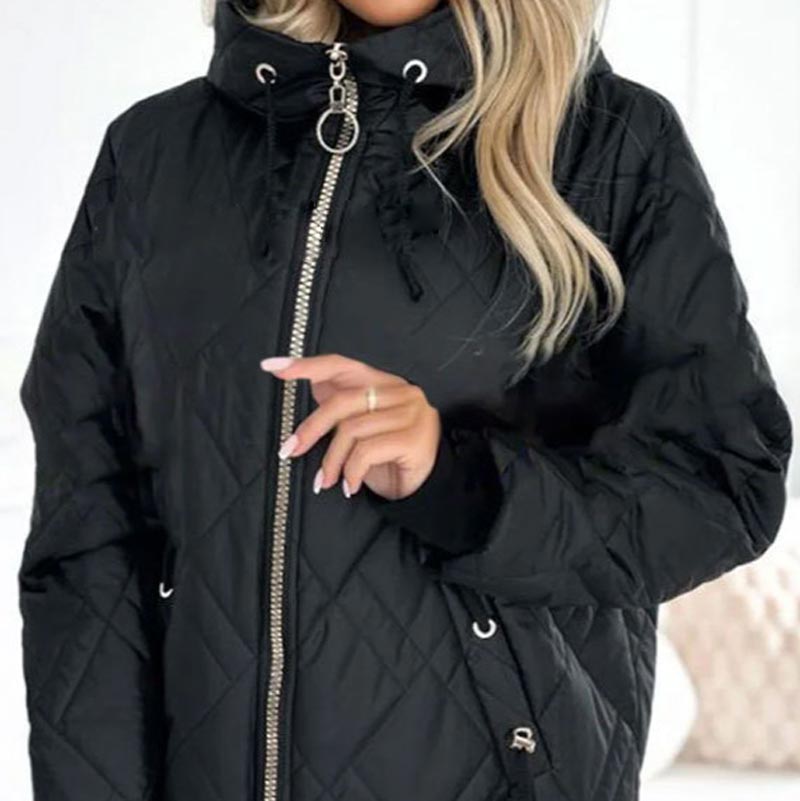 Modella indossa parka donna elegante con cappuccio, giacca calda versatile per l'autunno-inverno.