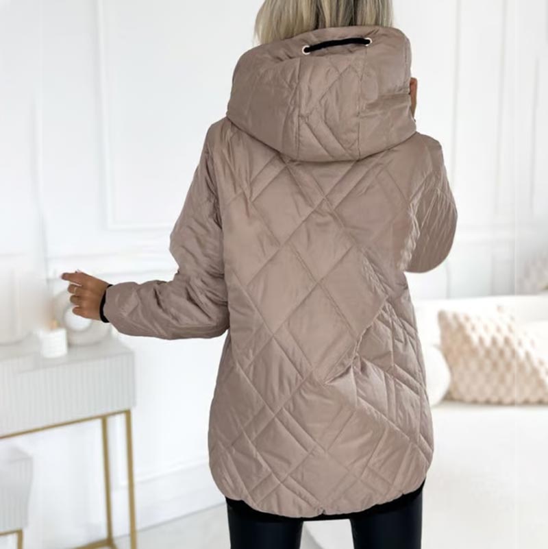 Parka donna invernale, design moderno ed elegante, con cappuccio per un calore extra.
