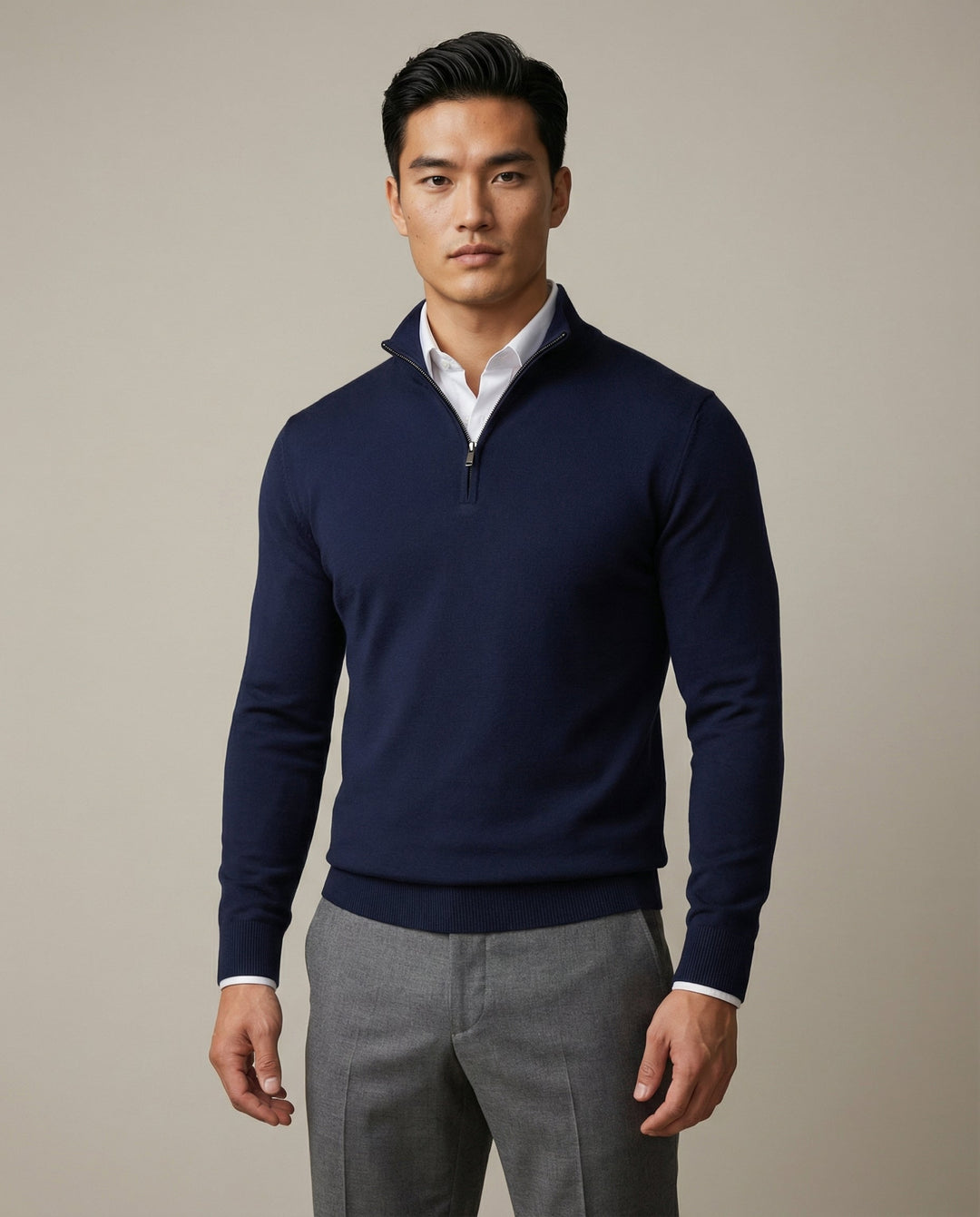 Maglione uomo con zip un quarto, colletto rialzato. Offre stile elegante e massimo comfort per abbigliamento quotidiano.