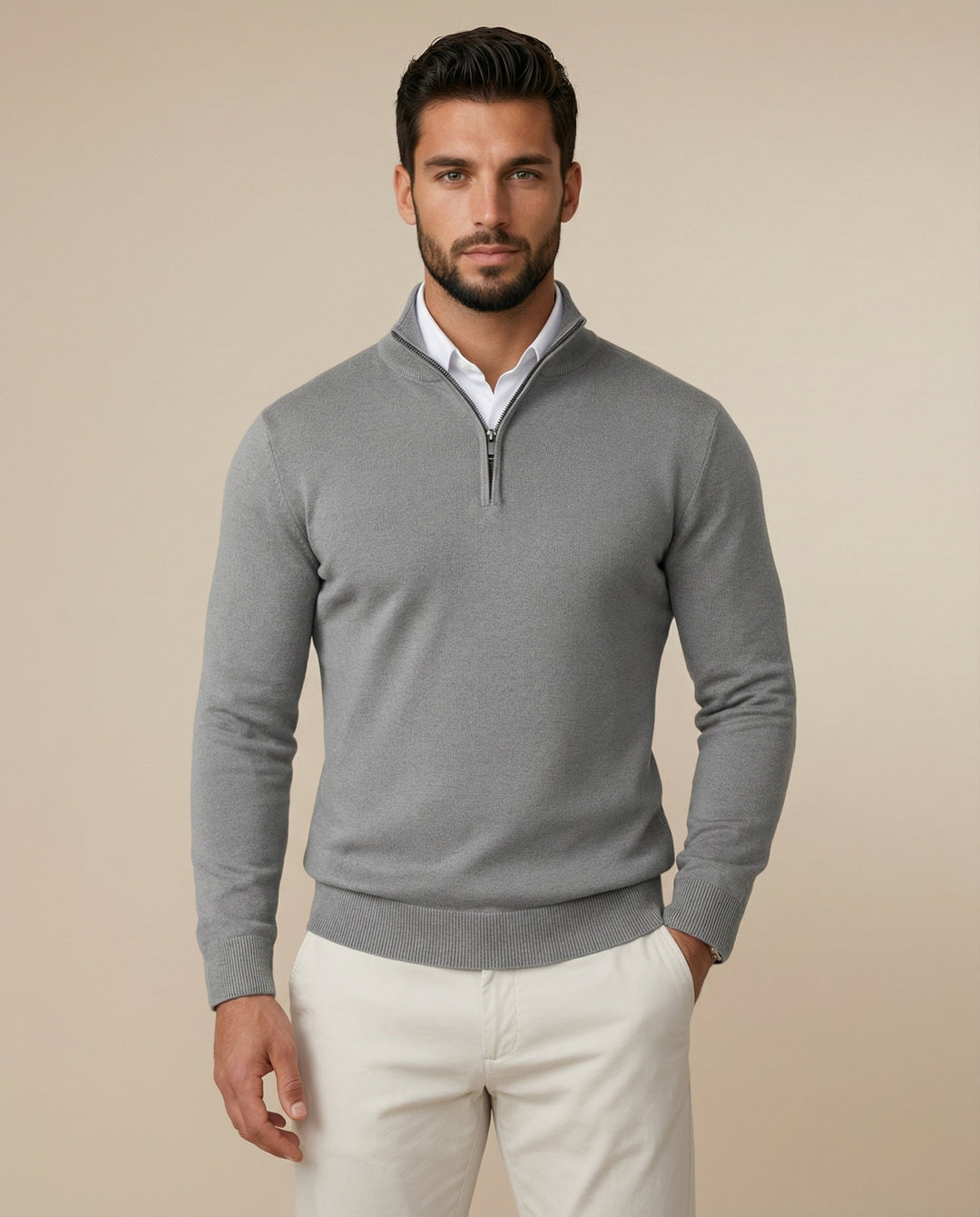 Maglione maschile versatile con zip a un quarto e colletto rialzato. Un capo essenziale per moda uomo e stile raffinato.