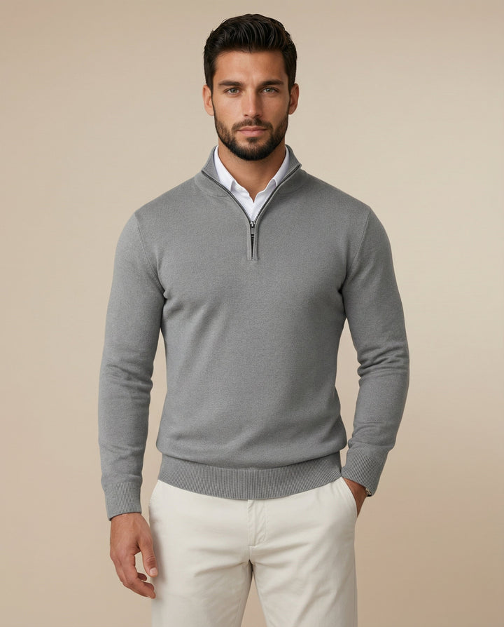 Maglione maschile versatile con zip a un quarto e colletto rialzato. Un capo essenziale per moda uomo e stile raffinato.
