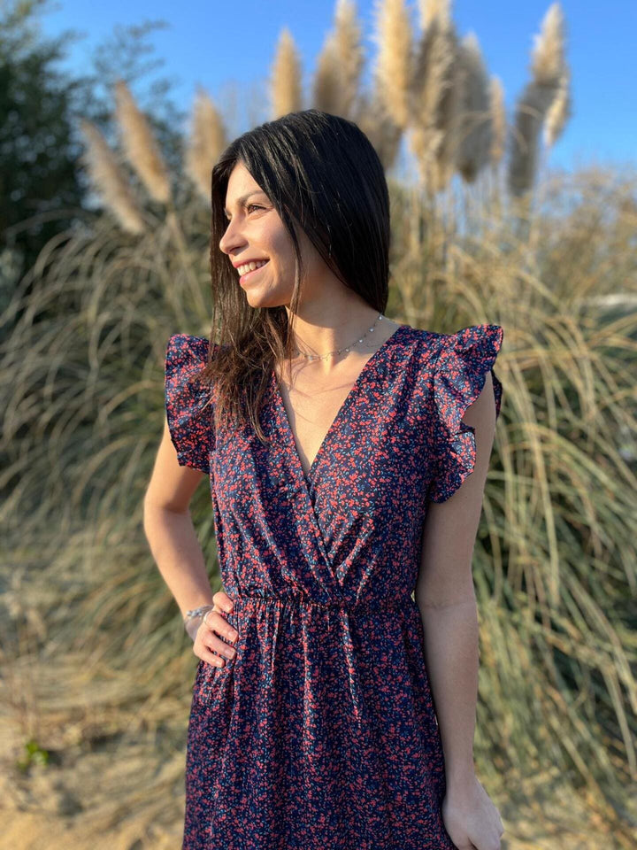 Moda donna: abito lungo floreale blu con elegante scollo incrociato e orlo a volant. Ideale per l'estate.