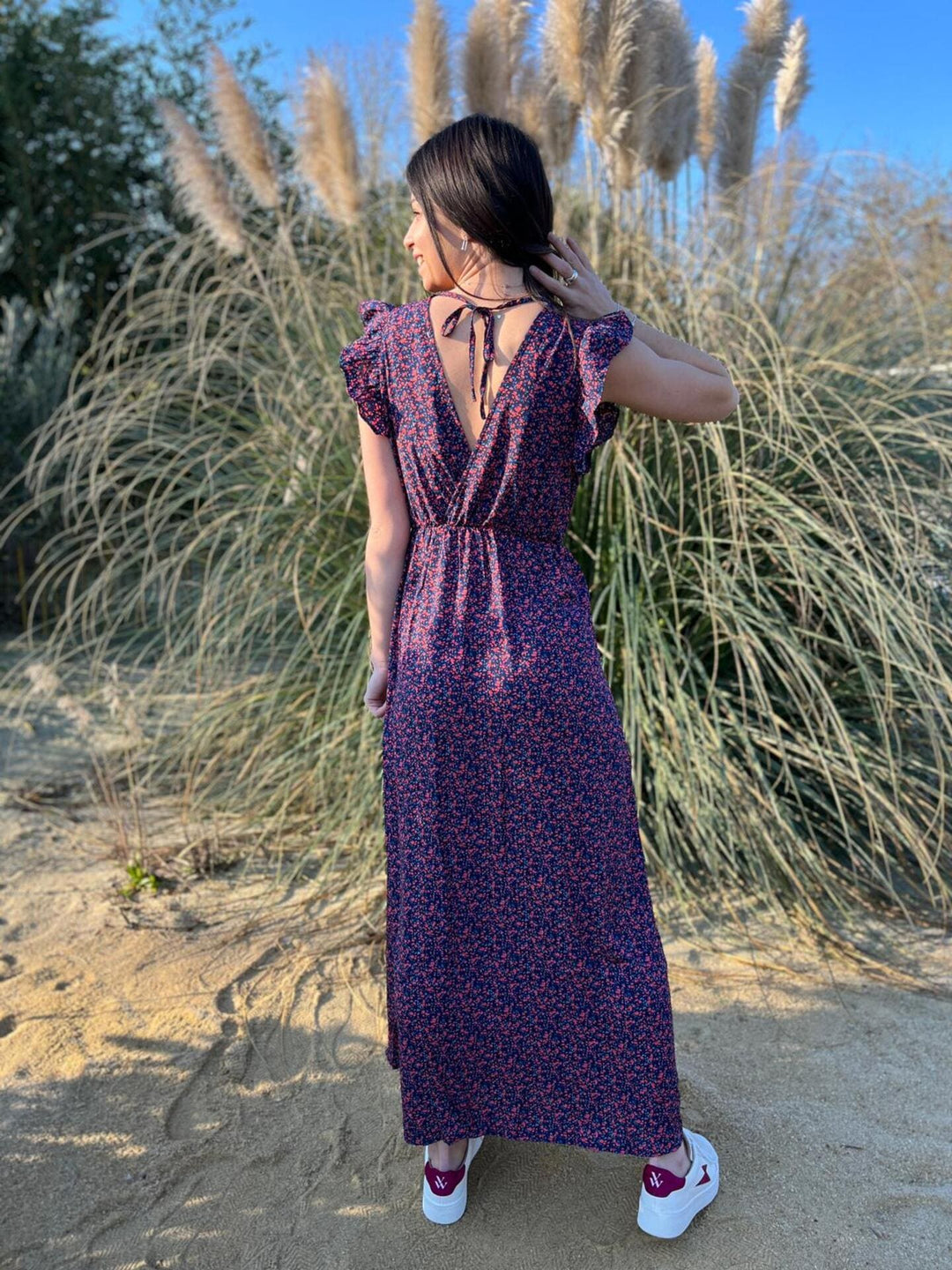 Abito estivo donna blu floreale con voluminoso orlo a volant e scollo incrociato. Eleganza e comfort per lei.
