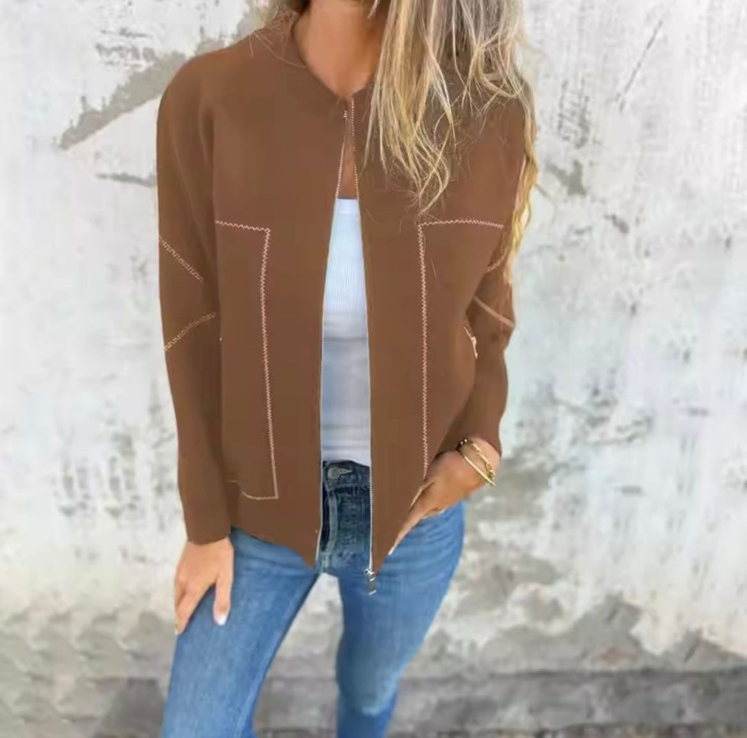 Donna che indossa giacca leggera con cerniera, godendosi il comfort e l'eleganza quotidiana.