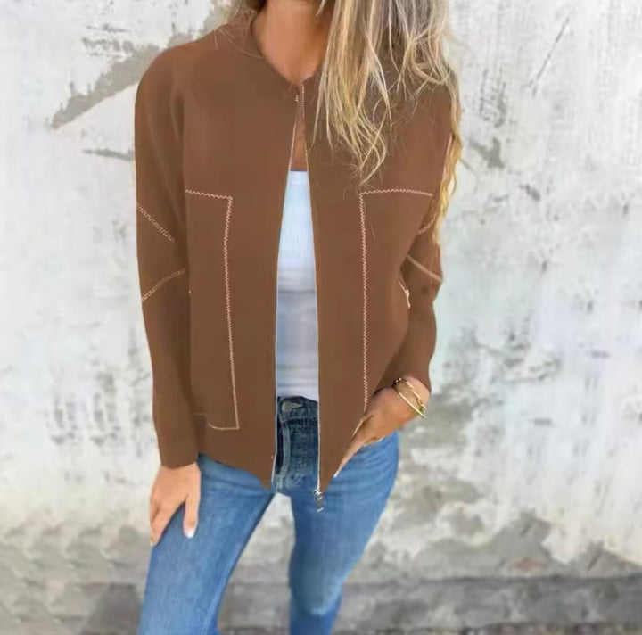 Donna che indossa giacca leggera con cerniera, godendosi il comfort e l'eleganza quotidiana.