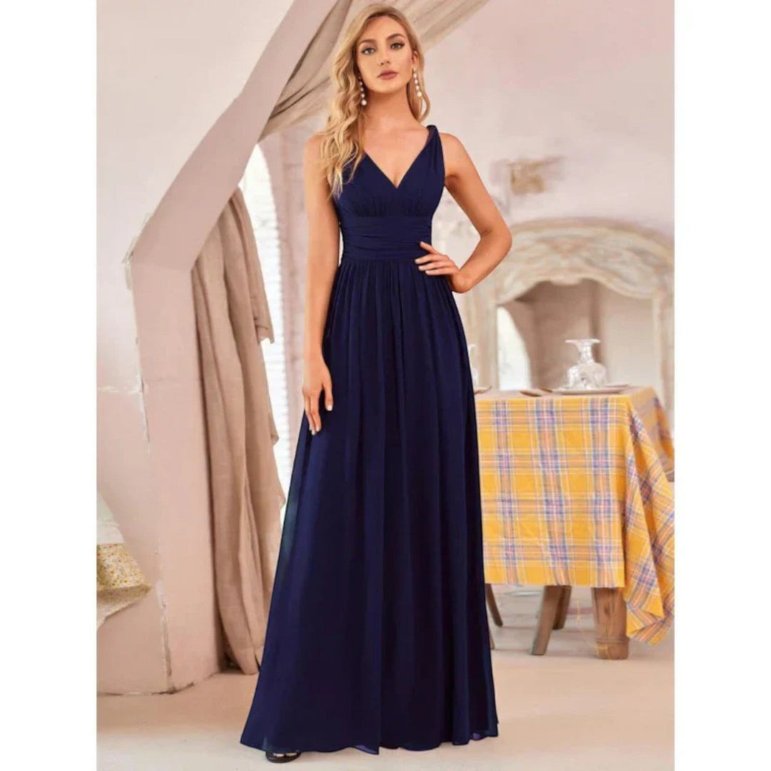 Abito maxi donna scollo a V, elegante e senza maniche, ideale per un matrimonio estivo.