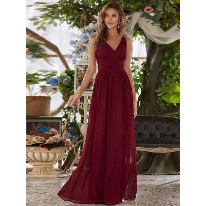 Abito elegante donna scollo a V, stile senza tempo, un capo essenziale per il guardaroba da sera.