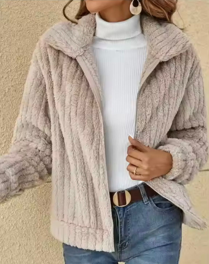 Cardigan donna invernale con zip, ideale per look casual eleganti, in tessuto morbido.