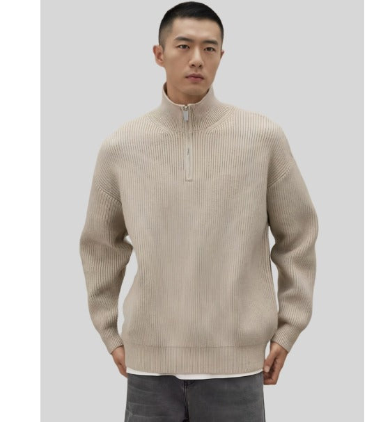 Maglia uomo a coste con cerniera a un quarto. Offre stile e comfort tutto l'anno per l'abbigliamento maschile.