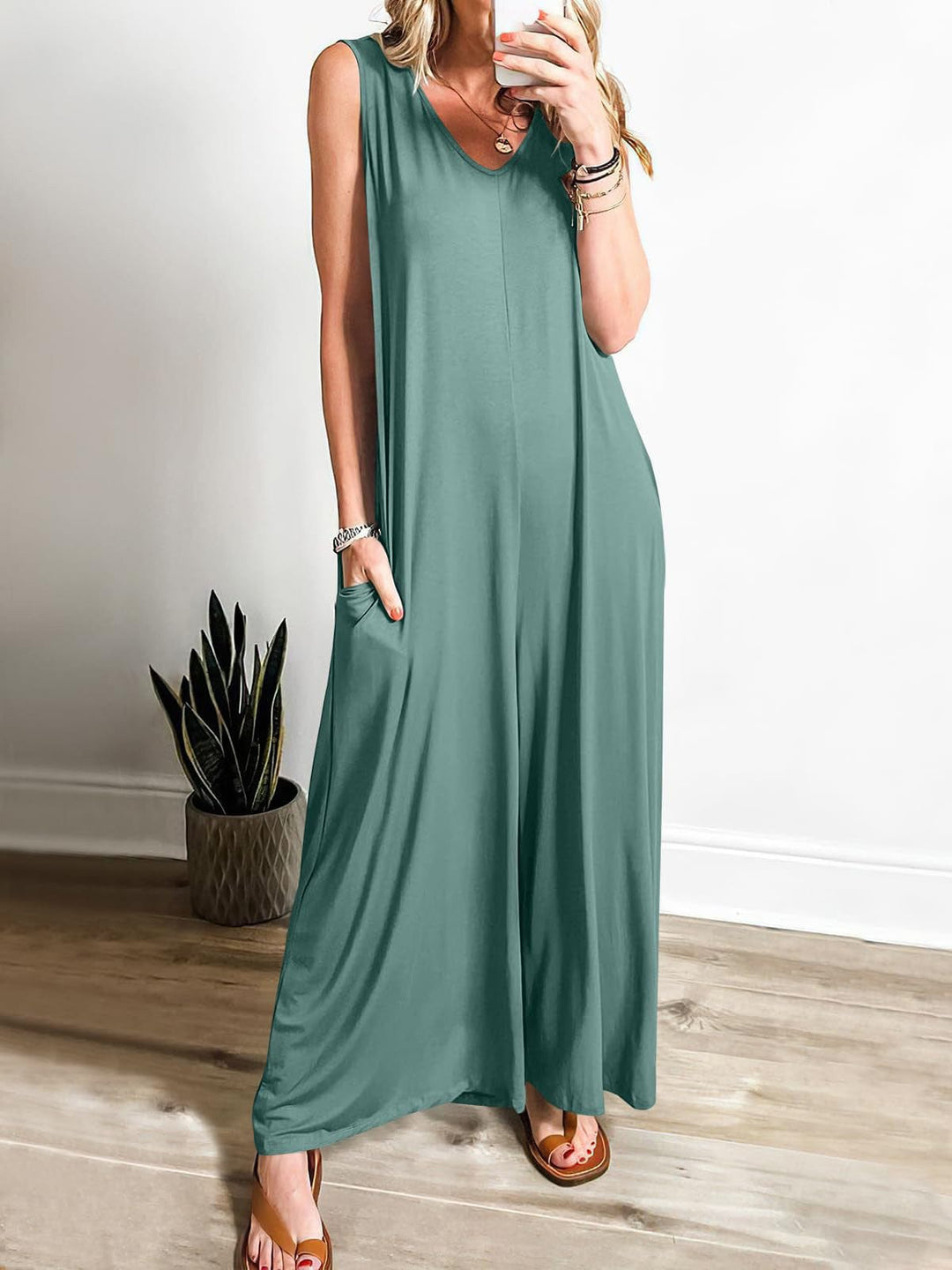 Tuta intera donna comoda e versatile, perfetta per ogni figura, look autunnale elegante o casual.