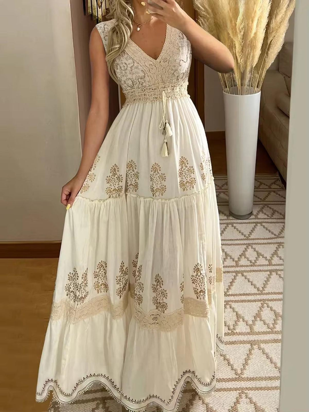 Abito lungo estivo donna elegante con scollo a V, ricami floreali e vita elasticizzata, perfetto per vacanze o spiaggia.
