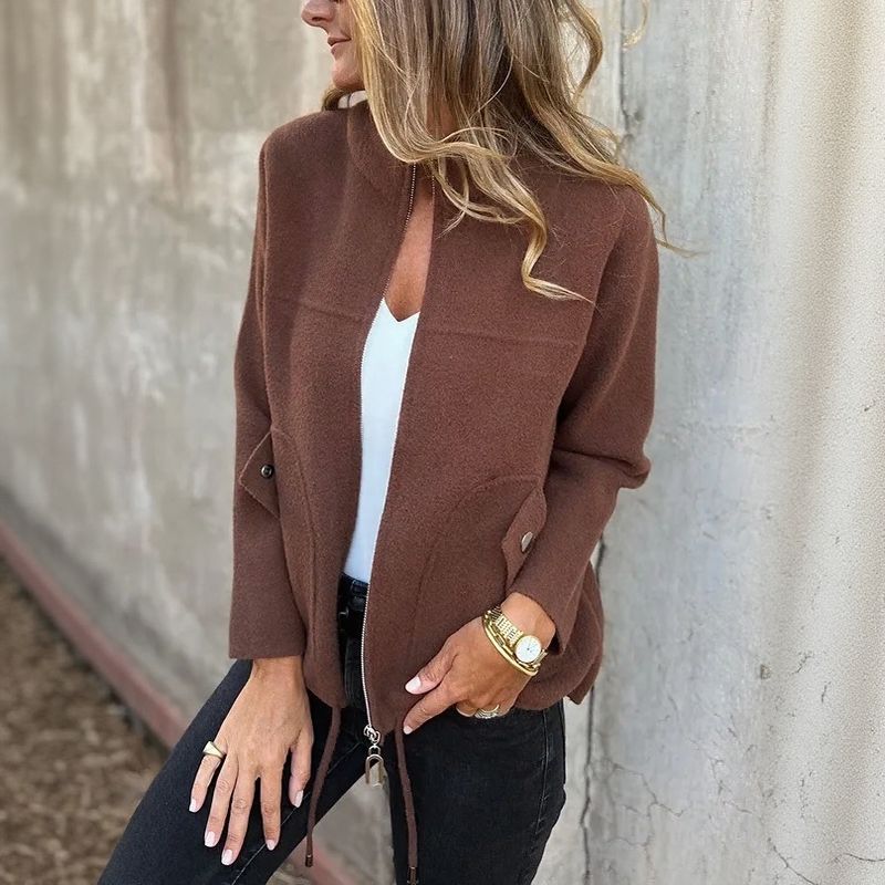 Moda invernale: giacca da donna con collo alto, protezione dal freddo e design elegante.