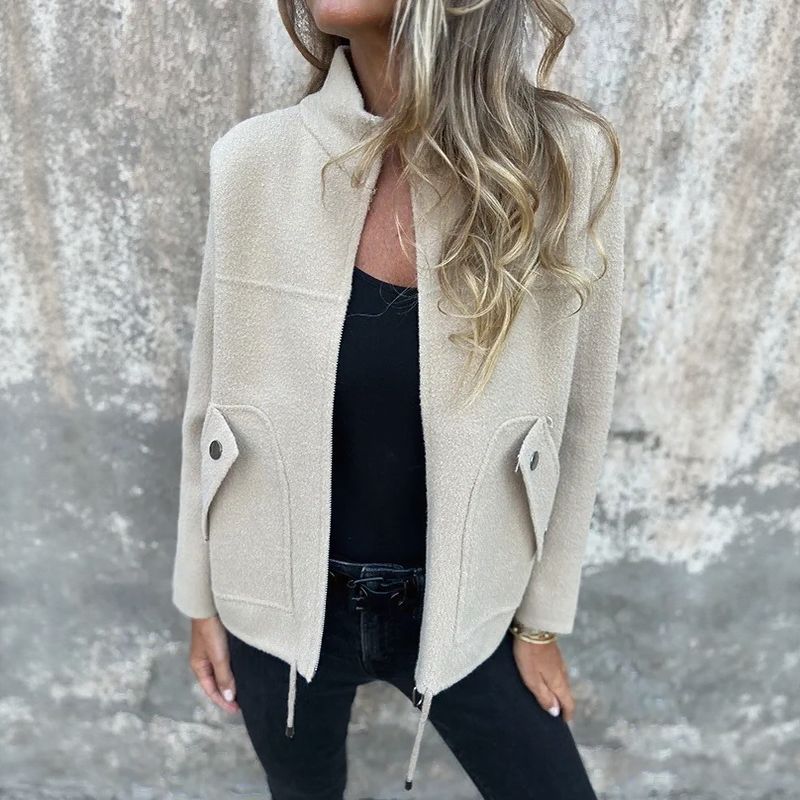 Giacca donna con collo alto, stile casual ed elegante, capospalla invernale con cerniera.