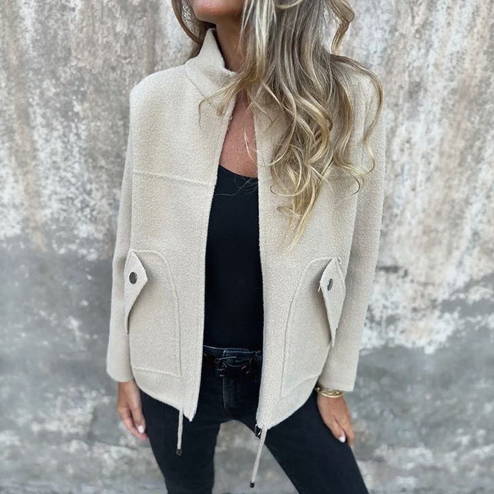 Giacca donna con collo alto, stile casual ed elegante, capospalla invernale con cerniera.