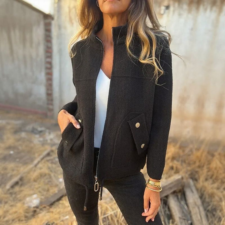Giacca invernale donna elegante con collo alto, protezione dal freddo per la moda invernale.