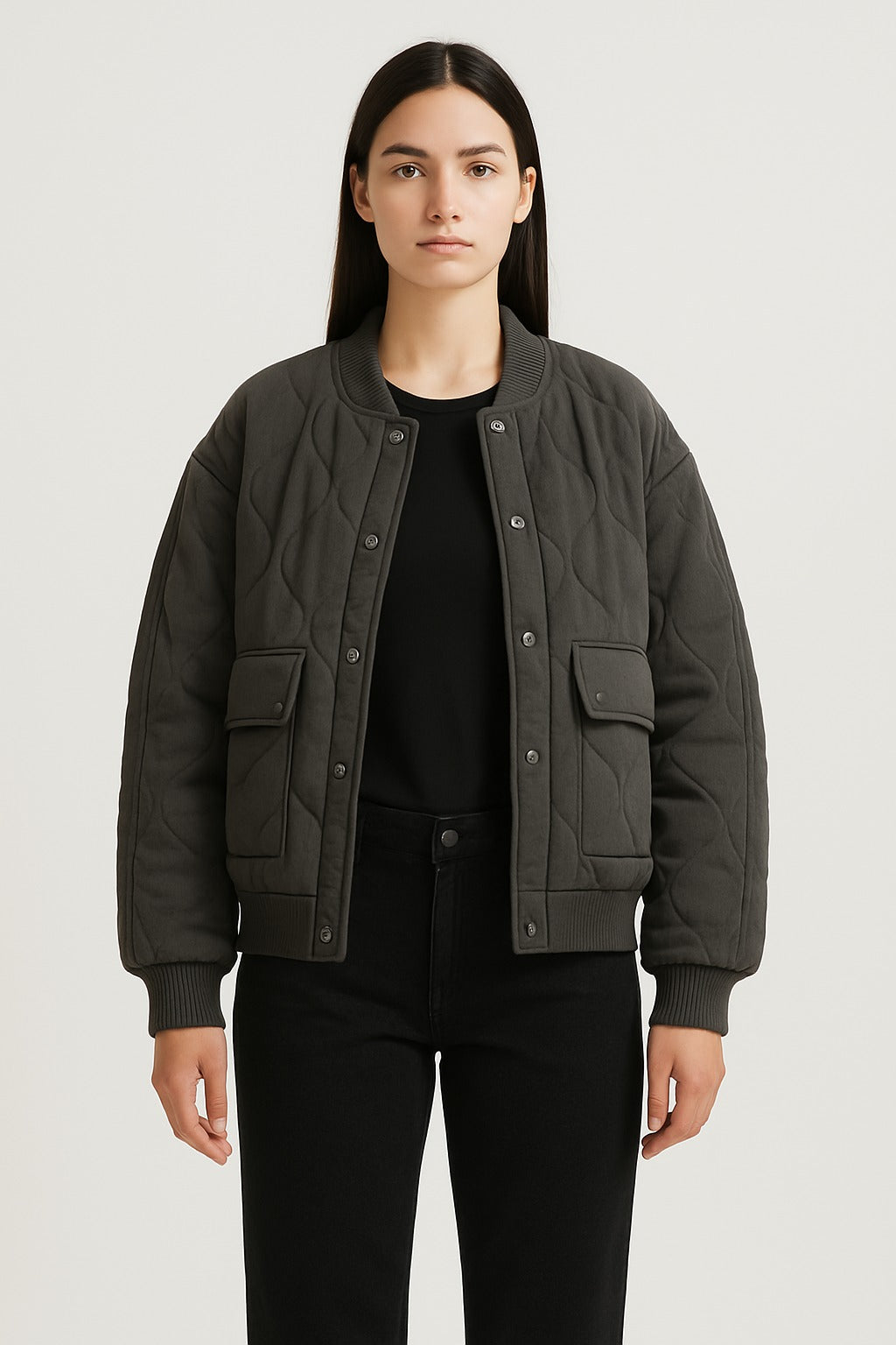 Giubbotto bomber donna oversize nero con cerniera. Perfetto per primavera e autunno, offre un look casual e comodo.