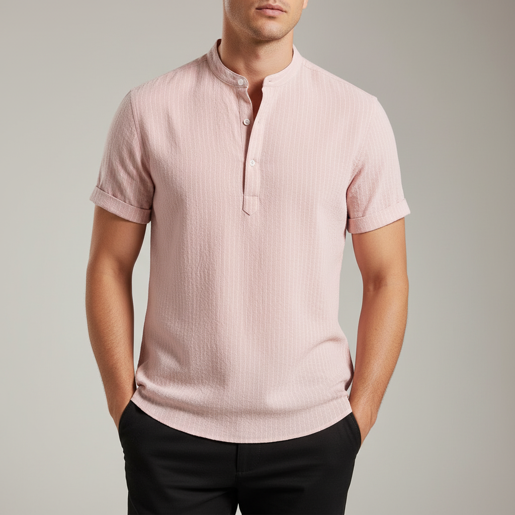 Moderna camicia uomo a righe verticali, maniche corte, collo coreana per un look fresco.