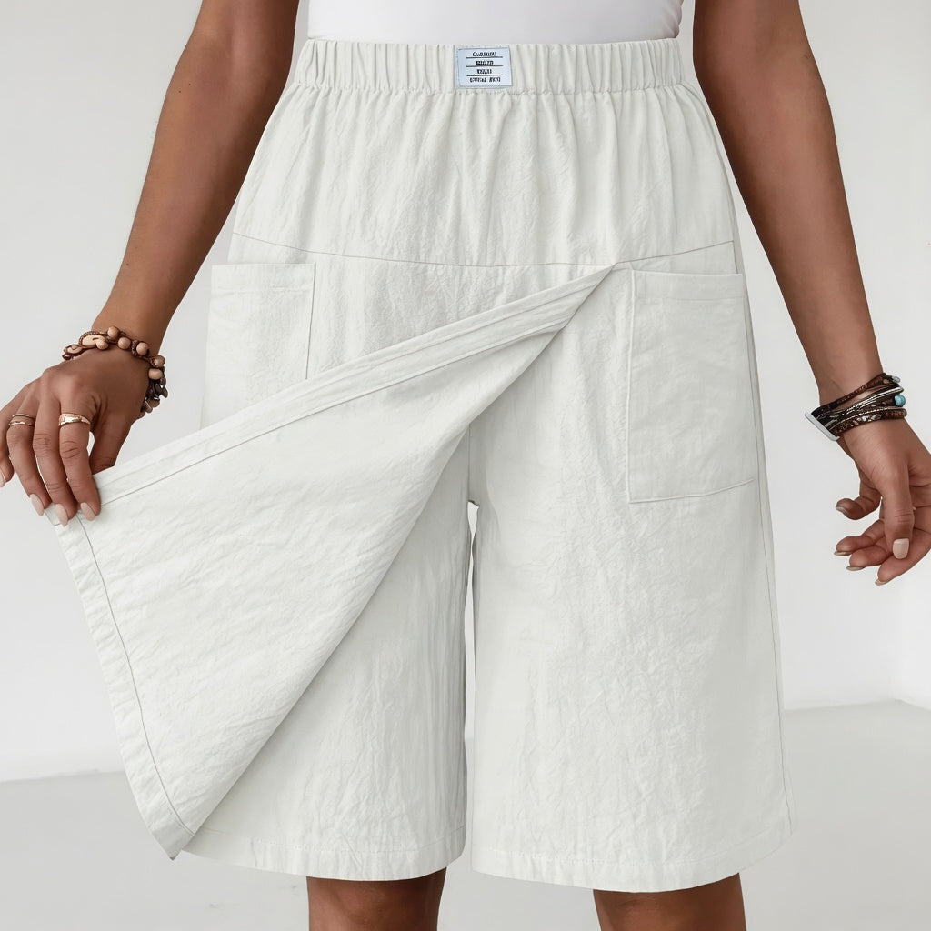 Modella indossa gonna short donna con vita elasticizzata e tasche, abbigliamento casual estivo e confortevole.